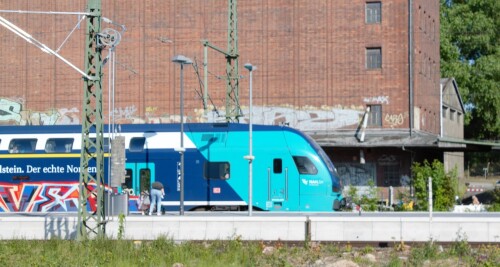 BR_445_BR_446_Stadler_Kiss_Nah_S._H.-Schleswig_Holstein_Regionalzug_blau_2023_06_Bad_Oldesloe_Bahnhof_ZOB-18.jpg