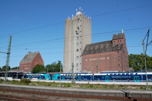 BR_445_BR_446_Stadler_Kiss_Nah_S._H.-Schleswig_Holstein_Regionalzug_blau_2023_06_Bad_Oldesloe_Bahnhof_ZOB-19.jpg