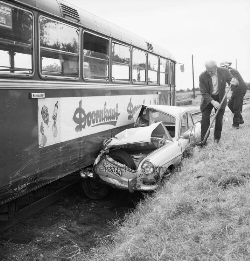 Bahnubergang_Unfall_Zug_Schienenbus_1970_Bad_Oldesloe_Elmshorn_EBOE.jpg