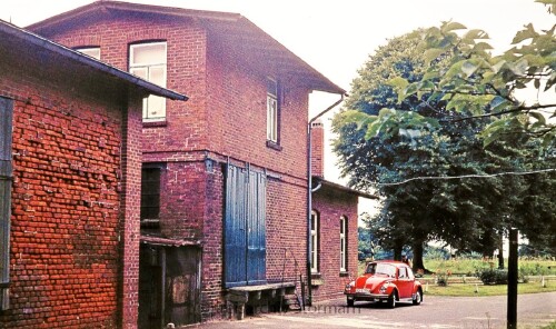 Blumenau_Bahnhof_Bahnstation_1973_haus_Gebaude_Laderampe_VW_Kafer_rot_EBOE_Schienenbus_BR_798-0.jpg