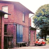Blumenau_Bahnhof_Bahnstation_1973_haus_Gebaude_Laderampe_VW_Kafer_rot_EBOE_Schienenbus_BR_798-0