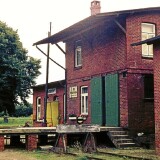 Blumenau_Bahnhof_Bahnstation_1973_haus_Gebaude_Laderampe_VW_Kafer_rot_EBOE_Schienenbus_BR_798-1