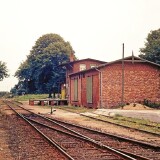 Blumenau_Bahnhof_Bahnstation_1973_haus_Gebaude_Laderampe_VW_Kafer_rot_EBOE_Schienenbus_BR_798-3