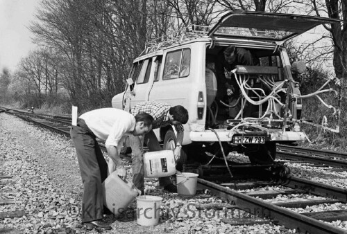 Blumenau_Bahnhof_Industriegleis_1980_Ford_Transit_Vermessung_DB_Unkrautvernichtung_Bahntrasse_Bad_Oldesloe_Elmshorn_EBOE-2.jpg