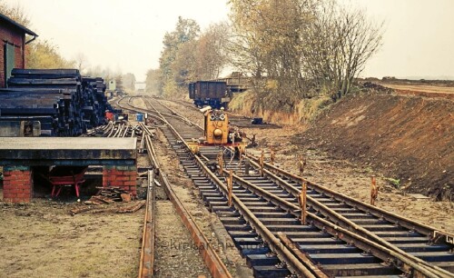 Blumendorf-Bahnhof-1974-Gleiserneuerung-Industriegleis-1.jpg