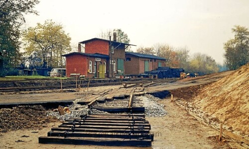 Blumendorf-Bahnhof-1974-Gleiserneuerung-Industriegleis-2.jpg