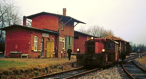 Blumendorf_Bahnhof_Industriegleis_1977_Kof_2_Zuckerrubenzug_ernte_Bad_Oldesloe_Elmshorn_EBOE.jpg