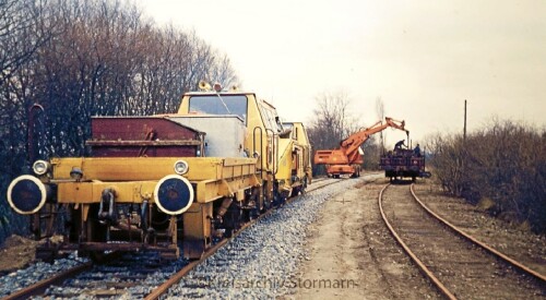 Blumendorf_Gleisstopfmaschine_DB_Systemtechnik_Industriegleis_1975_Bad_Oldesloe_Elmshorn_EBOE-2.jpg