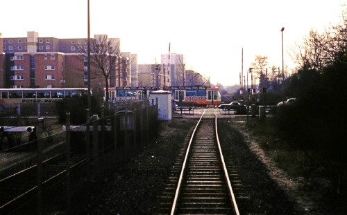 Braunschweig_Eisenbahnstrecke_Ehlershausen_1984_Bahnubergang.jpg