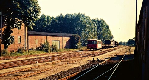 Bahnhof_Barmstedt_1973_BR_998_Beiwagen_Schienenbus_Doornkaat_Bad_Oldesloe_Elmshorn_EBOE-2.jpg