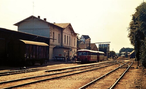 Bahnhof_Barmstedt_1973_Bahnhofsgebaude_BR_798_Schienenbus_Bad_Oldesloe_Elmshorn_EBOE_gedeckter_Guterwagen_Guterschuppen_Doppelkreuzungsweiche-1.jpg