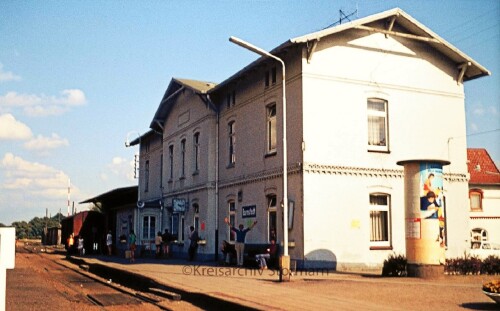 Bahnhof_Barmstedt_1973_Bahnhofsgebaude_BR_798_Schienenbus_Bad_Oldesloe_Elmshorn_EBOE_gedeckter_Guterwagen_Guterschuppen_Doppelkreuzungsweiche-2.jpg