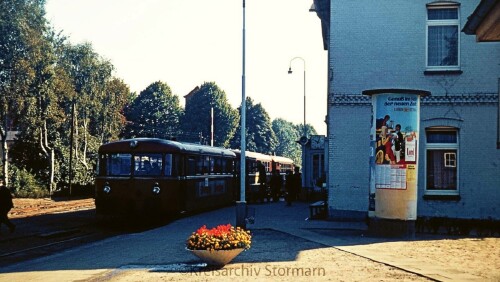 Bahnhof_Barmstedt_1973_Bahnhofsgebaude_BR_798_Schienenbus_Bad_Oldesloe_Elmshorn_EBOE_gedeckter_Guterwagen_Guterschuppen_Doppelkreuzungsweiche-3.jpg
