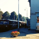 Bahnhof_Barmstedt_1973_Bahnhofsgebaude_BR_798_Schienenbus_Bad_Oldesloe_Elmshorn_EBOE_gedeckter_Guterwagen_Guterschuppen_Doppelkreuzungsweiche-3