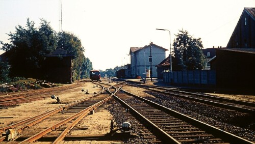 Bahnhof_Barmstedt_1973_Bahnhofsgebaude_BR_798_Schienenbus_Bad_Oldesloe_Elmshorn_EBOE_gedeckter_Guterwagen_Guterschuppen_Doppelkreuzungsweiche-4.jpg