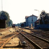 Bahnhof_Barmstedt_1973_Bahnhofsgebaude_BR_798_Schienenbus_Bad_Oldesloe_Elmshorn_EBOE_gedeckter_Guterwagen_Guterschuppen_Doppelkreuzungsweiche-4