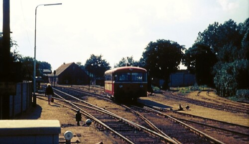 Bahnhof_Barmstedt_1973_Lokschuppen_VT_798_998_DKW_Weiche_Nebenstrecke_Bad_Oldesloe_Elmshorn_EBOE-1.jpg