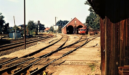 Bahnhof_Barmstedt_1973_Lokschuppen_VT_798_998_DKW_Weiche_Nebenstrecke_Bad_Oldesloe_Elmshorn_EBOE-2.jpg