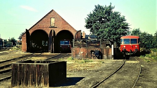 Bahnhof_Barmstedt_1973_Lokschuppen_VT_798_998_DKW_Weiche_Nebenstrecke_Bad_Oldesloe_Elmshorn_EBOE-3.jpg