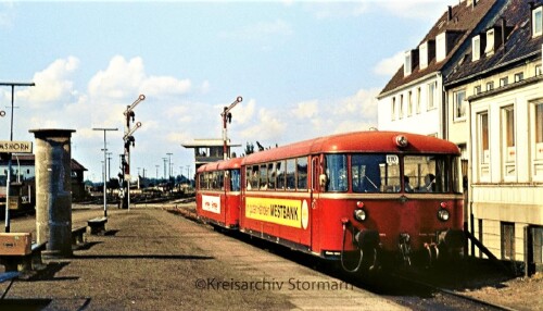 Bahnhof_Elmshorn_Bahnhof_1973_Schienenbus_Uerdinger_BR_798_Doornkaat_Westbank_Werbung-2.jpg