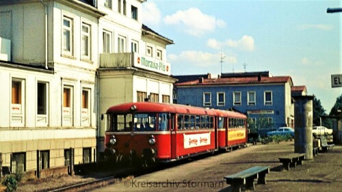 Bahnhof_Elmshorn_Bahnhof_1973_Schienenbus_Uerdinger_BR_798_Doornkaat_Westbank_Werbung-e.jpg