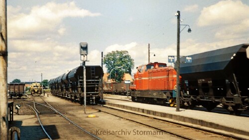 Deutz_V3.023-AKN_Henstedt-Ulzburg_Bahnhof_1966_rangieren-2.jpg
