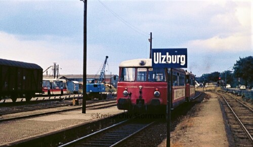 Henstedt-Ulzburg_Bahnhof_1966_MAN_Schienenbus_AKN_Bahnsteig-1.jpg