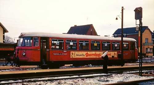 Henstedt-Ulzburg_Bahnhof_1966_MAN_Schienenbus_AKN_Bahnsteig-2.jpg