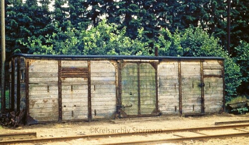 Kisdorf_Bahnhof_1973-Henstedt_preusischer_Guterwagen_Lagerschuppen.jpg