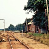 Nahe_Bahnhof_1973_Guterschuppen_Empfangsgebaude-2