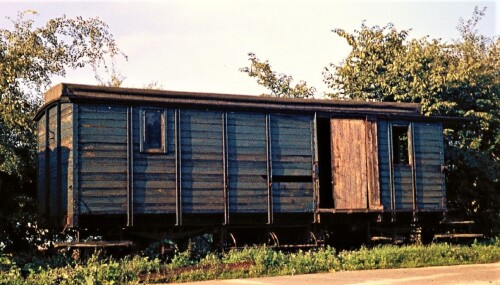Nahe_Bahnhof_1973_preusischer_gedeckter_Guterwagen_Begleitwagen.jpg