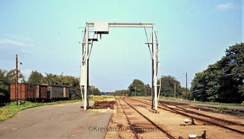 Nahe_Bahnhof_1973_preusischer_gedeckter_Guterwagen_Lastenkran_Guterabfertigung_Nebenstrecke.jpg