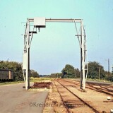 Nahe_Bahnhof_1973_preusischer_gedeckter_Guterwagen_Lastenkran_Guterabfertigung_Nebenstrecke