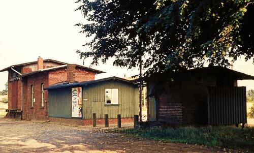 Sulfeld_Bahnhof_1973_Haltestelle_Guterschuppen_Empfangsgebaude_Nebenstrecke_Gleise-1.jpg