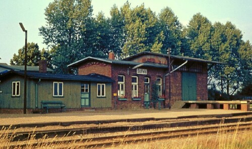 Sulfeld_Bahnhof_1973_Haltestelle_Guterschuppen_Empfangsgebaude_Nebenstrecke_Gleise-4.jpg