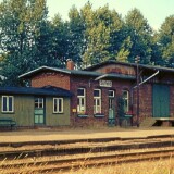Sulfeld_Bahnhof_1973_Haltestelle_Guterschuppen_Empfangsgebaude_Nebenstrecke_Gleise-4