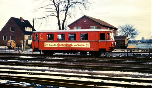 Treibwagen_T_3_Gotha_Henstedt_-Ulzburg-Bahnhof_1966.jpg