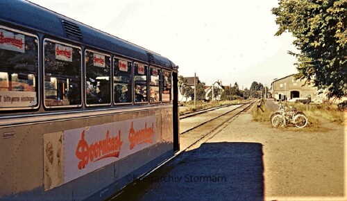 VT_09_BR_798_Doornkaat_Werbung_rot_weis_Uerdinger_Urdinger_Schienenbus_Sulfeld_Bahnhof_1973_Haltestelle-11.jpg