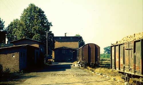 Bahnhof_Hollenbek_1970_-Kaiserbahn_Rubenernte_Gedeckter_Guterwagen-1.jpg