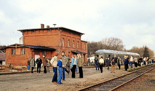Bahnhof_Hollenbek_1980_-BR_212_Dosto_LBE_Doppelstockwagen_DAB_6_8_Kaiserbahn-2.jpg