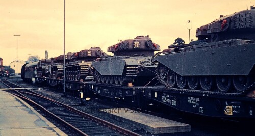 BR_051_403_Militarzug_Manover_Panzer_Hechtwagen_1969_Bahnhof_Bad_Oldesloe-8.jpg
