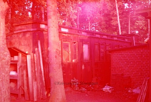 Bahnhof_Trittau_1966_alter_preusischer_Reisezugwagen_als_Hutte_Schuppen.jpg