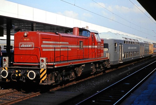 1982_BR_291_OHE_V_90_LBE_DoSTO_Doppelstockwagen_Hannover_Hauptbahnhof.jpg