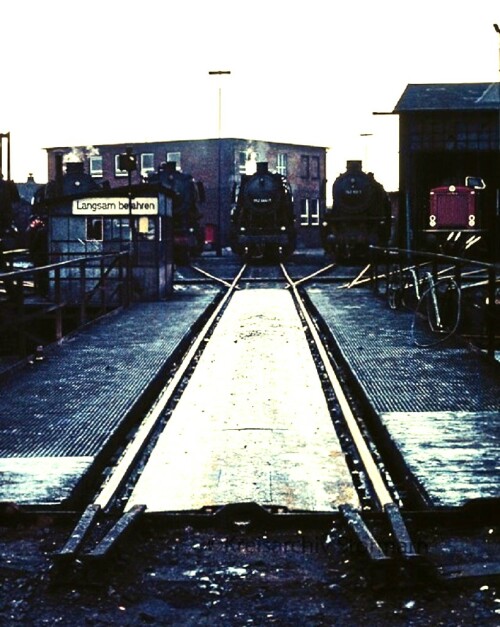 BR_042_BR_043_BR_051_Emden_Bahnhof_1975_BW_Ringlokschuppen_Dampflokomotiven_Drehscheibe_Lokschuppen-2.jpg