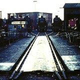 BR_042_BR_043_BR_051_Emden_Bahnhof_1975_BW_Ringlokschuppen_Dampflokomotiven_Drehscheibe_Lokschuppen-2