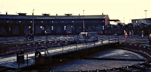 BR_042_BR_043_BR_051_Emden_Bahnhof_1975_BW_Ringlokschuppen_Dampflokomotiven_Drehscheibe_Lokschuppen-3.jpg
