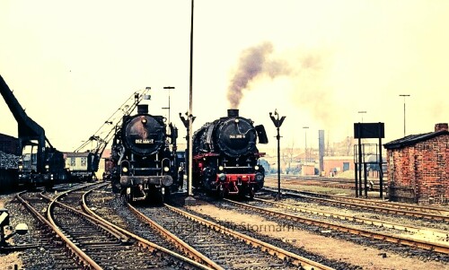 BR_044_BR_51_Emden_Bahnhof_1975_BW_schwere_Dampflokomotiven.jpg