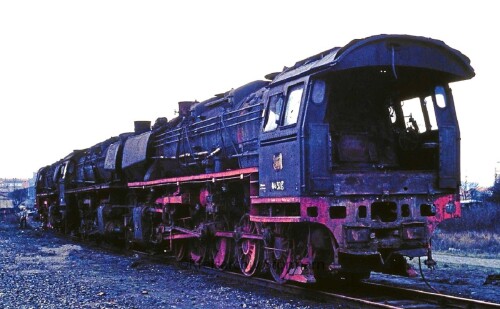 BR_044_Emden_BW_1975_Dampflokomotiven_zur_Verschrottung-1.jpg