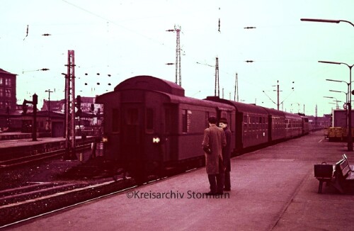 BR_110_E_10_Vorortzug_preusische_Umbauwagen_Hannover_1966_a-2.jpg