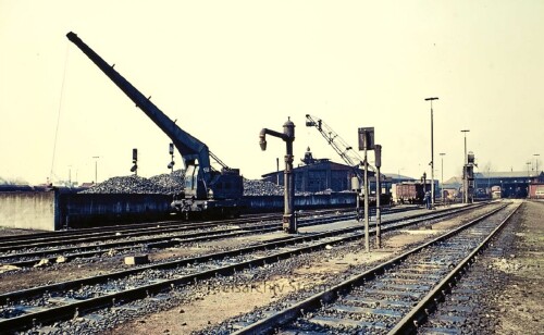 Bekohulngskran_Emden_Bahnhof_1975_BW_Dampflokomotiven_Bekohlungsanlage_Kran-1.jpg